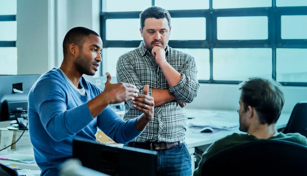Collega’s in een informeel gesprek tijdens een workshop